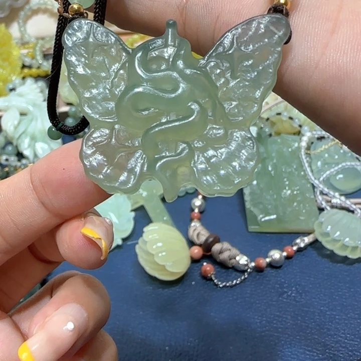 未镶嵌蛇纹石玉吊坠