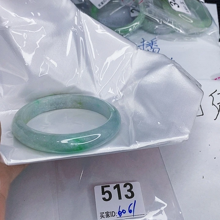 翡翠未镶嵌手镯一图一物实物为准（微瑕处理）