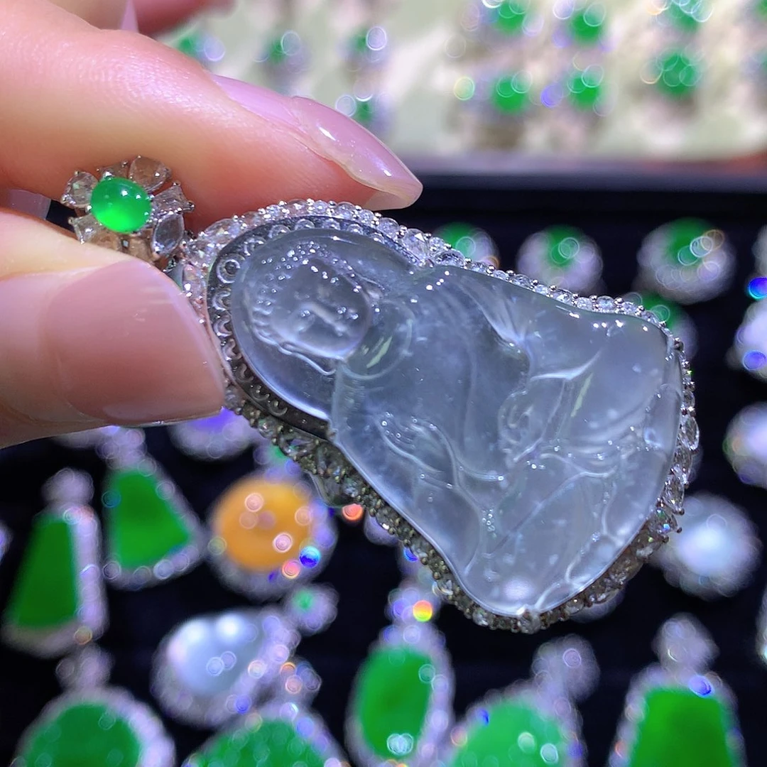 翡翠18K金镶嵌颈饰玻璃种观自在一刀切