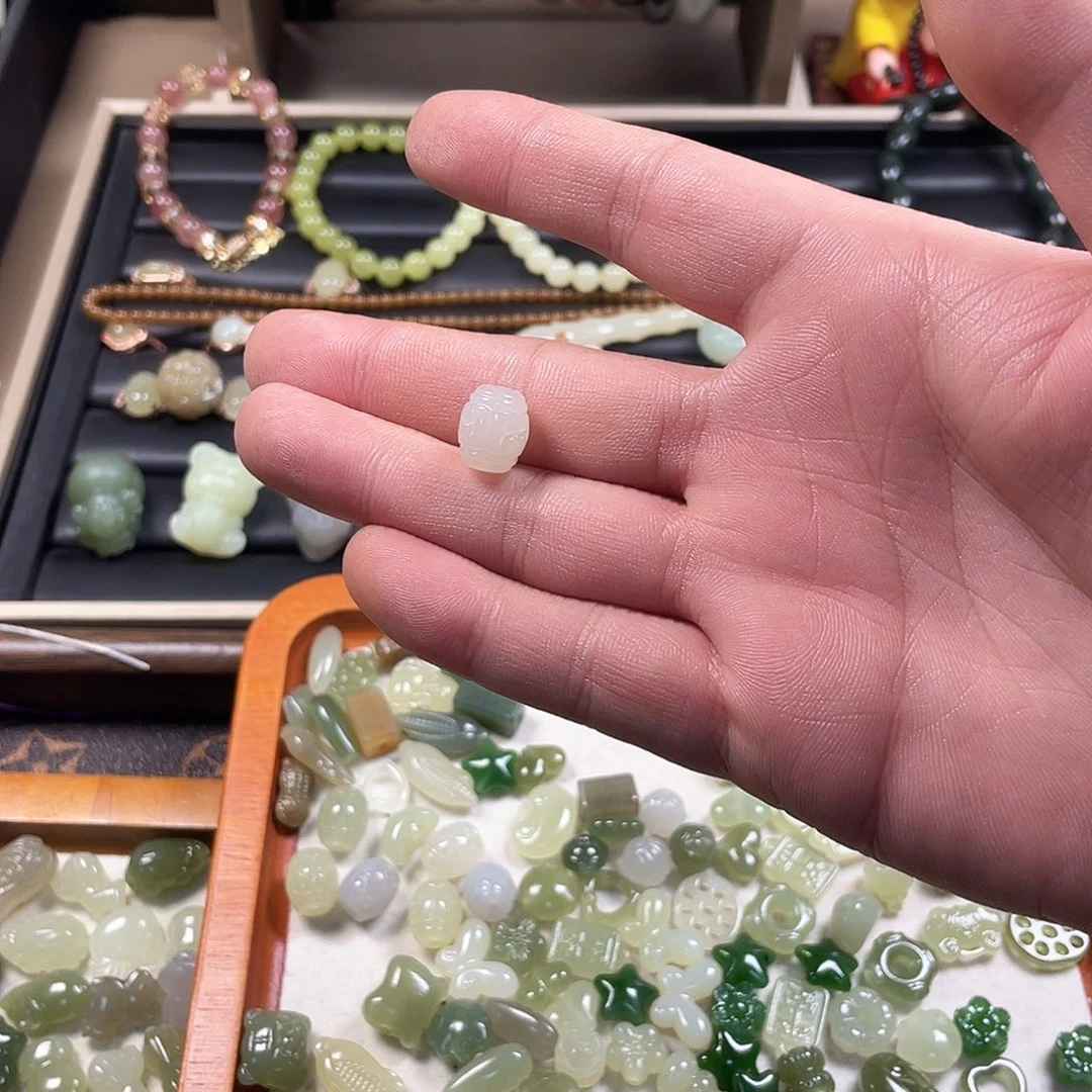 乐***乐和田玉未镶嵌颈饰