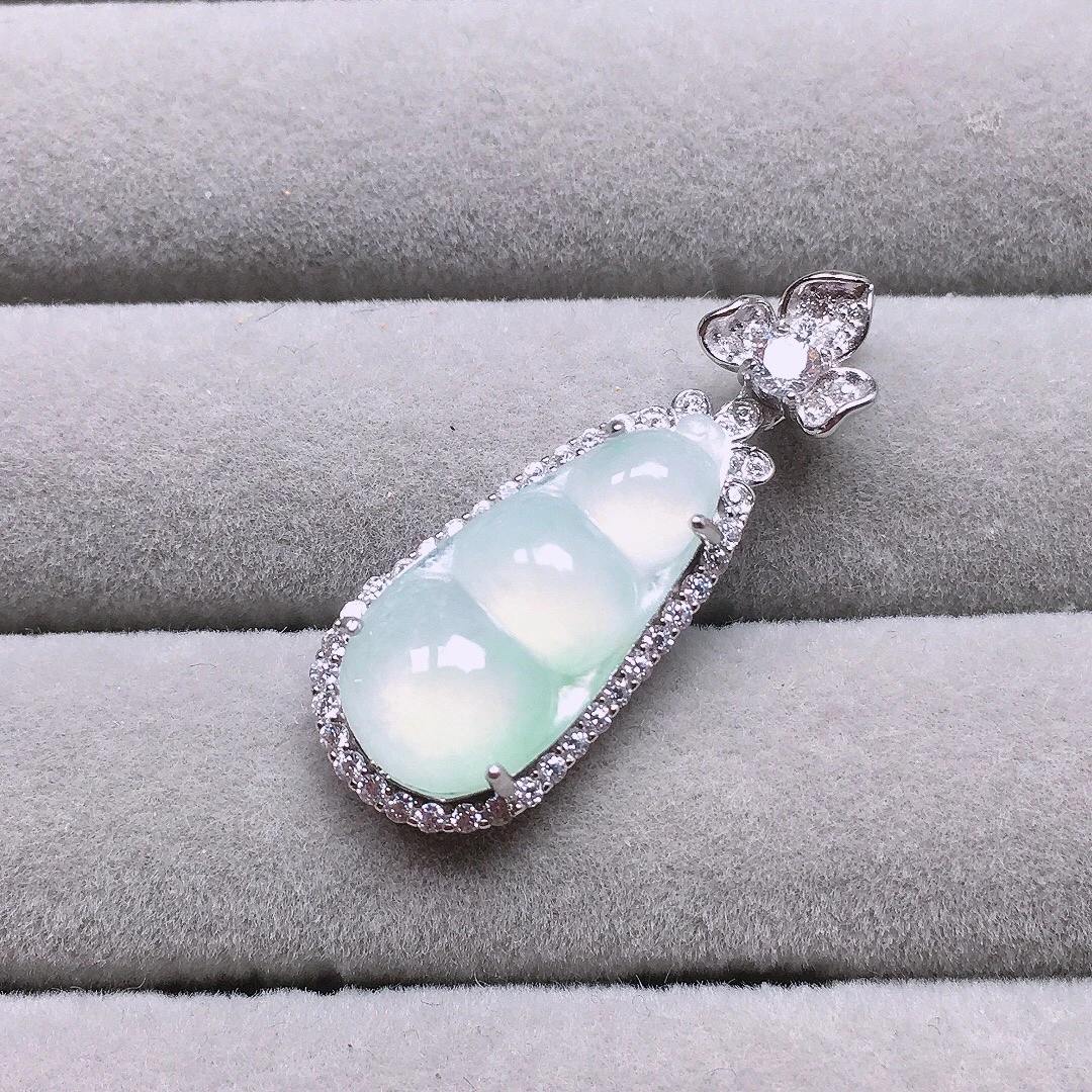 天然缅甸翡翠A货925银镶嵌冰种起光饱满福豆吊坠