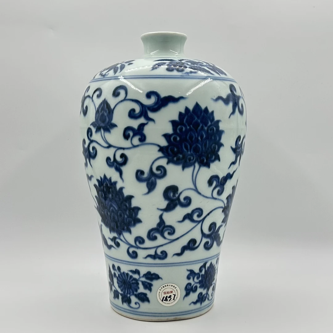 1897 明早期青花缠枝莲纹梅瓶