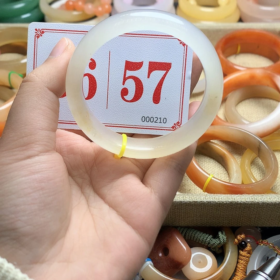 未镶嵌石英质玉（黄龙玉）手镯