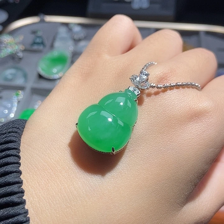 颈饰18K金镶嵌翡翠不含项链