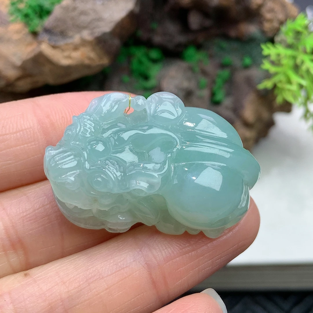 天然缅甸A货翡翠细糯浅绿貔貅吊坠，尺寸33.7-19-13.5mm
