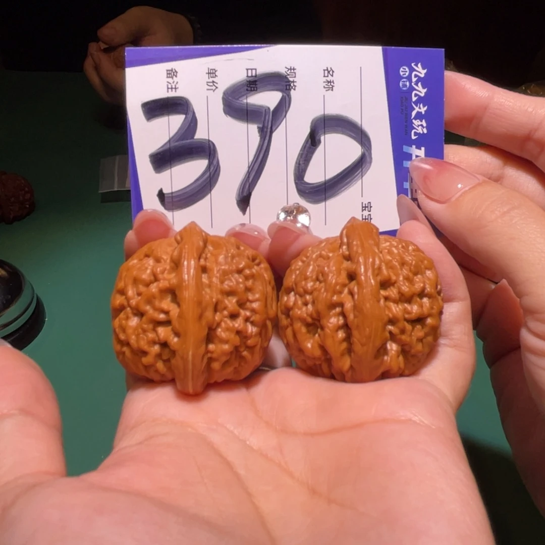 文玩核桃把件肚38红锦鲤