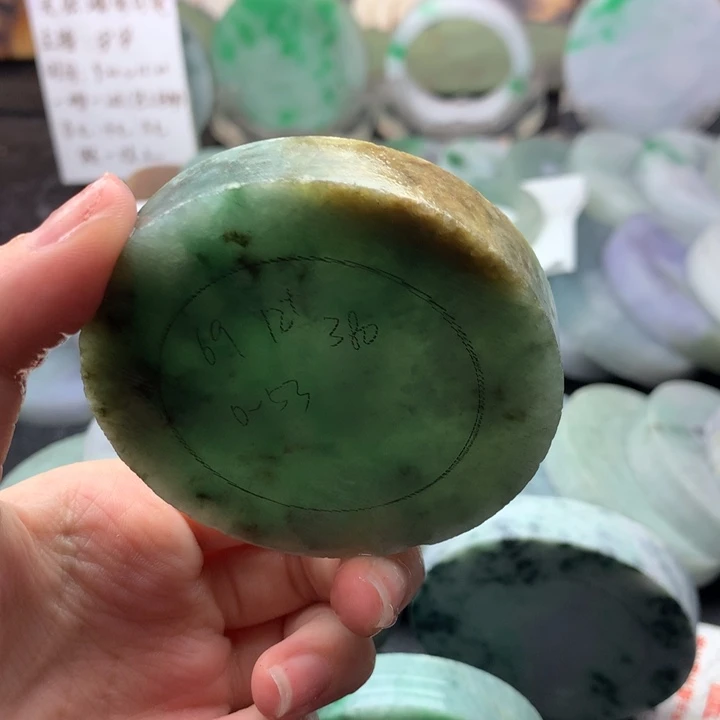 未镶嵌一抹黄翡定制翡翠