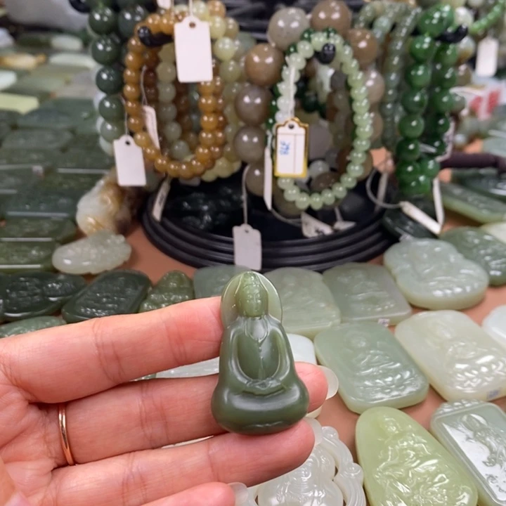 和田玉未镶嵌颈饰