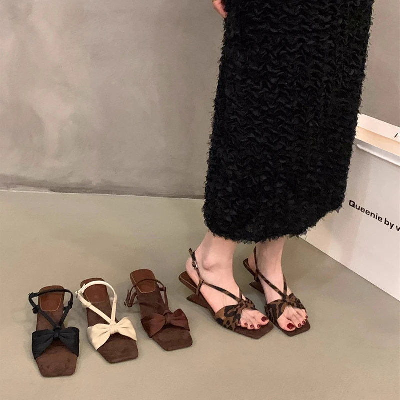 小众坡跟高跟豹纹凉鞋女鞋子2025新款配裙子蝴蝶结度假细带罗马鞋