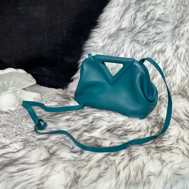 95新 BOTTEGA VENETA/葆蝶家 湖蓝色三角斜挎包