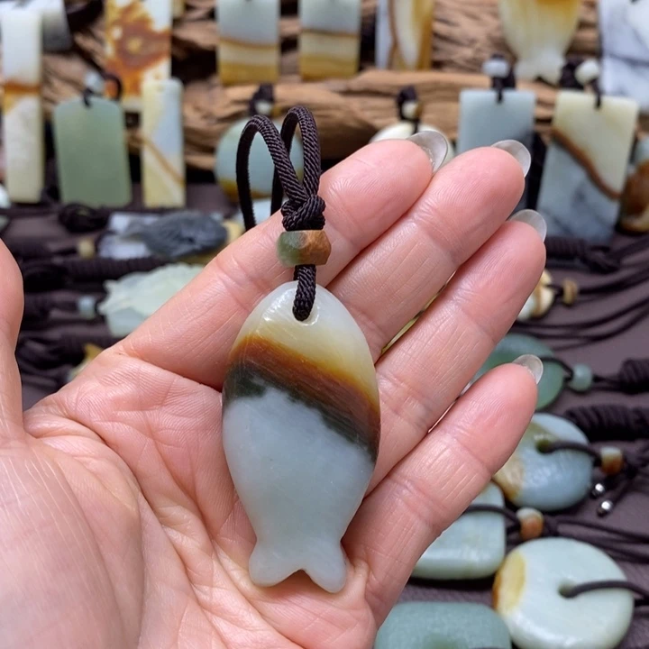 影***纱蛇纹石玉未镶嵌颈饰