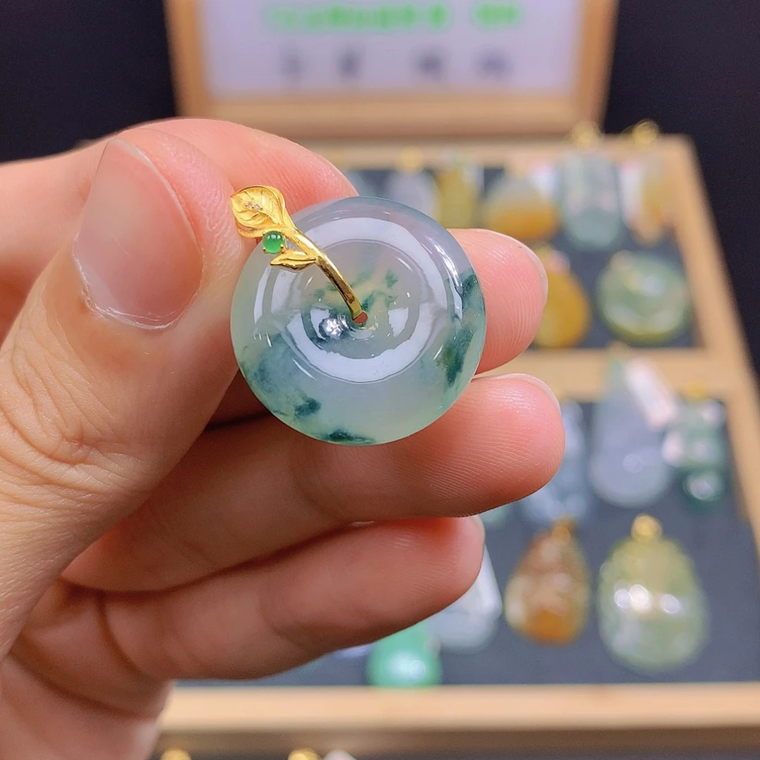 翡翠18K金镶嵌颈饰翡翠