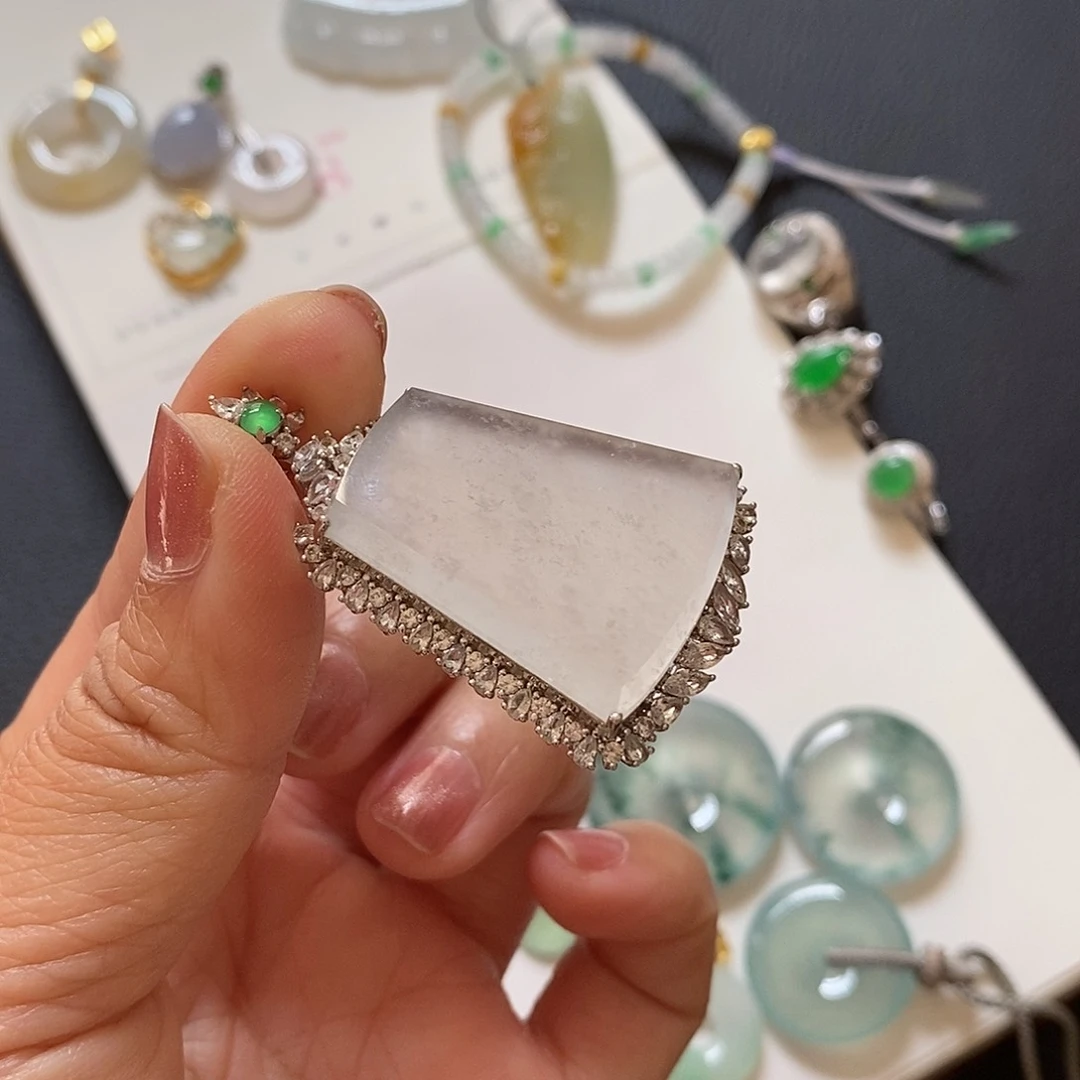 翡翠颈饰18K金镶嵌厚装冰无事牌