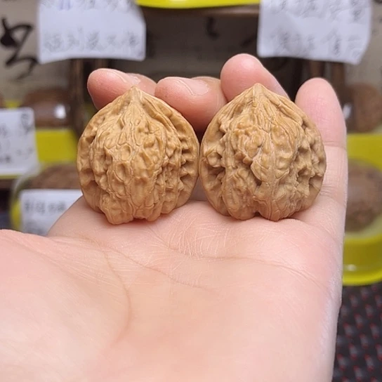 文玩核桃吊坠红豆