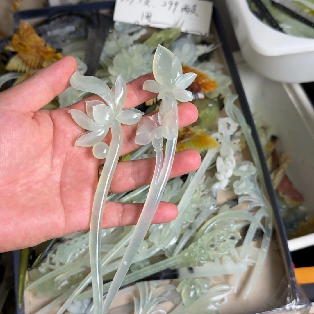 一***月未镶嵌蛇纹石玉发饰