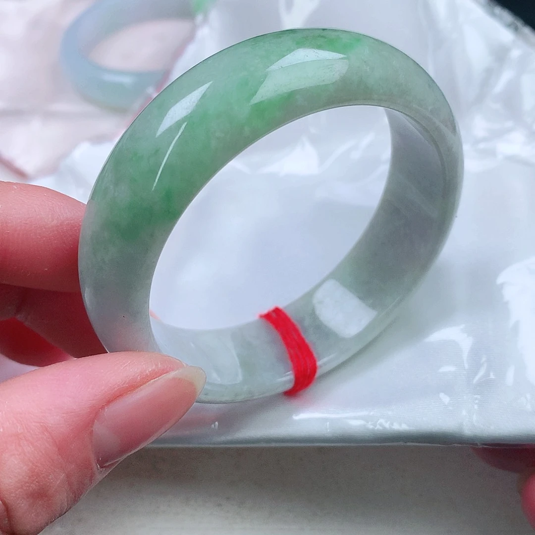 翡翠手镯未镶嵌。。