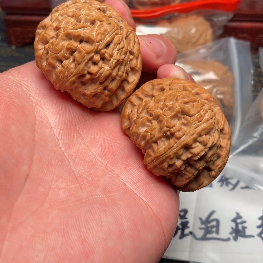 文玩核桃把件飞*白狮子