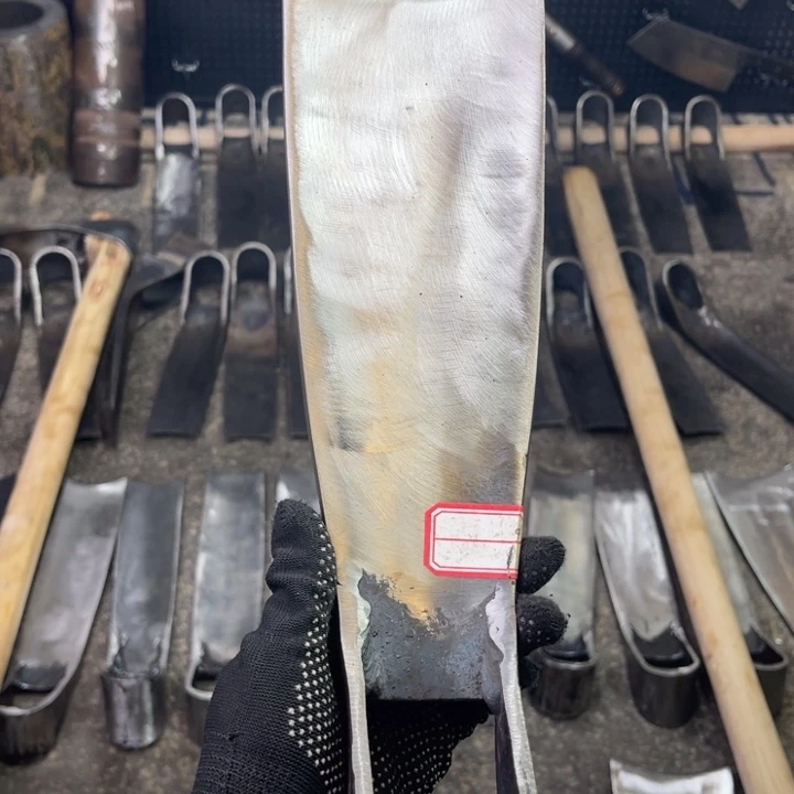 用***3龙泉手工制作工艺锄头