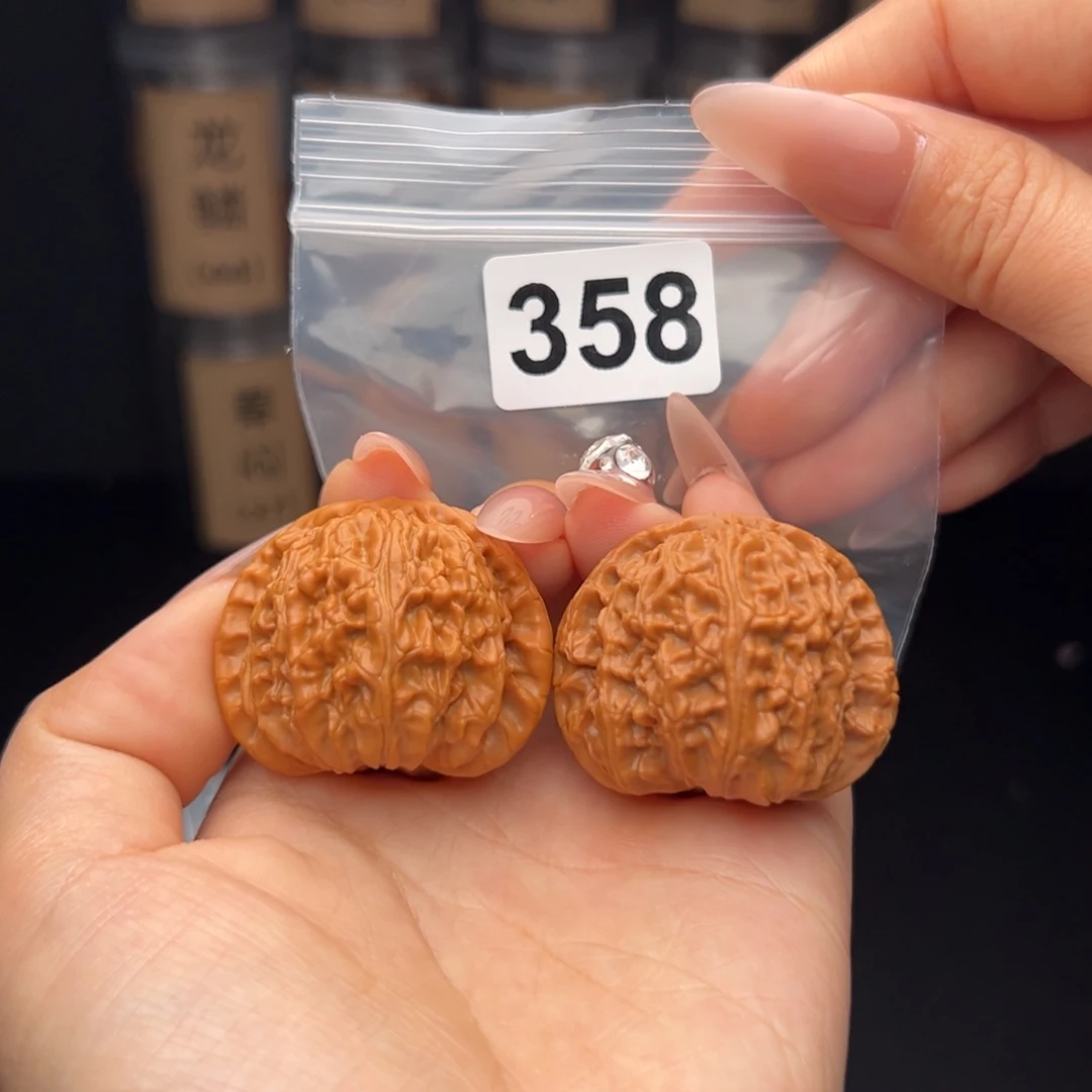 文玩核桃吊坠白狮子40