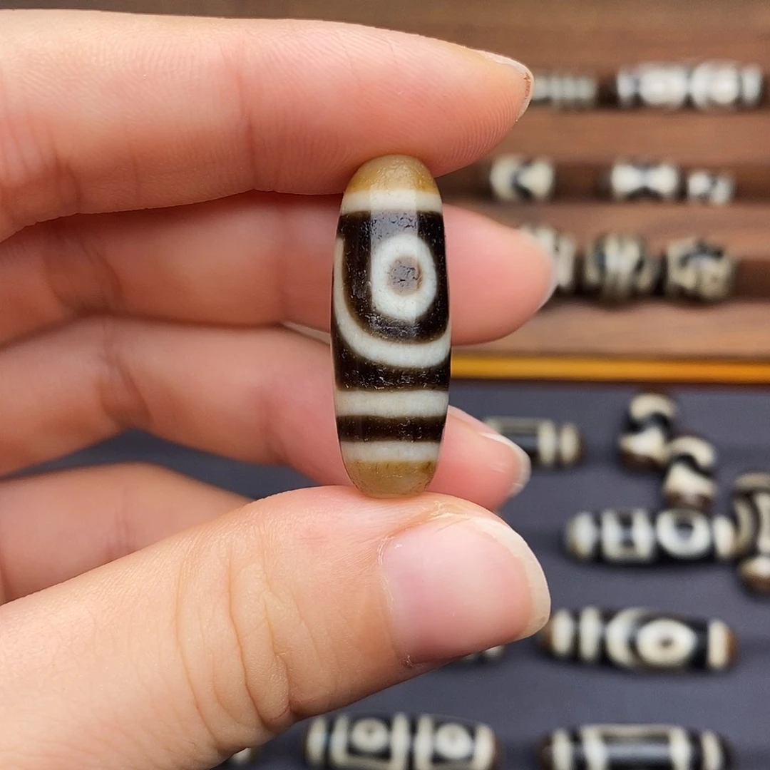 显***然玛瑙/玉髓颈饰合金