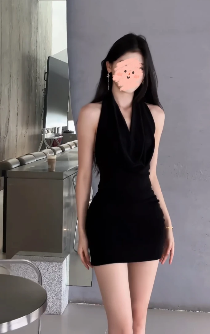 夏季垂坠感气质显瘦辣妹包臀裙黑色无袖挂脖荡领褶皱露背连衣裙女