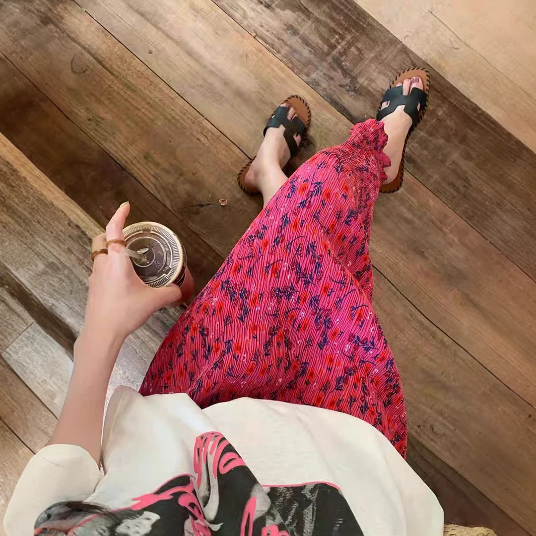 碎花半身裙女夏多巴胺褶皱玫红印花直筒裙显瘦后开叉度假风沙滩裙