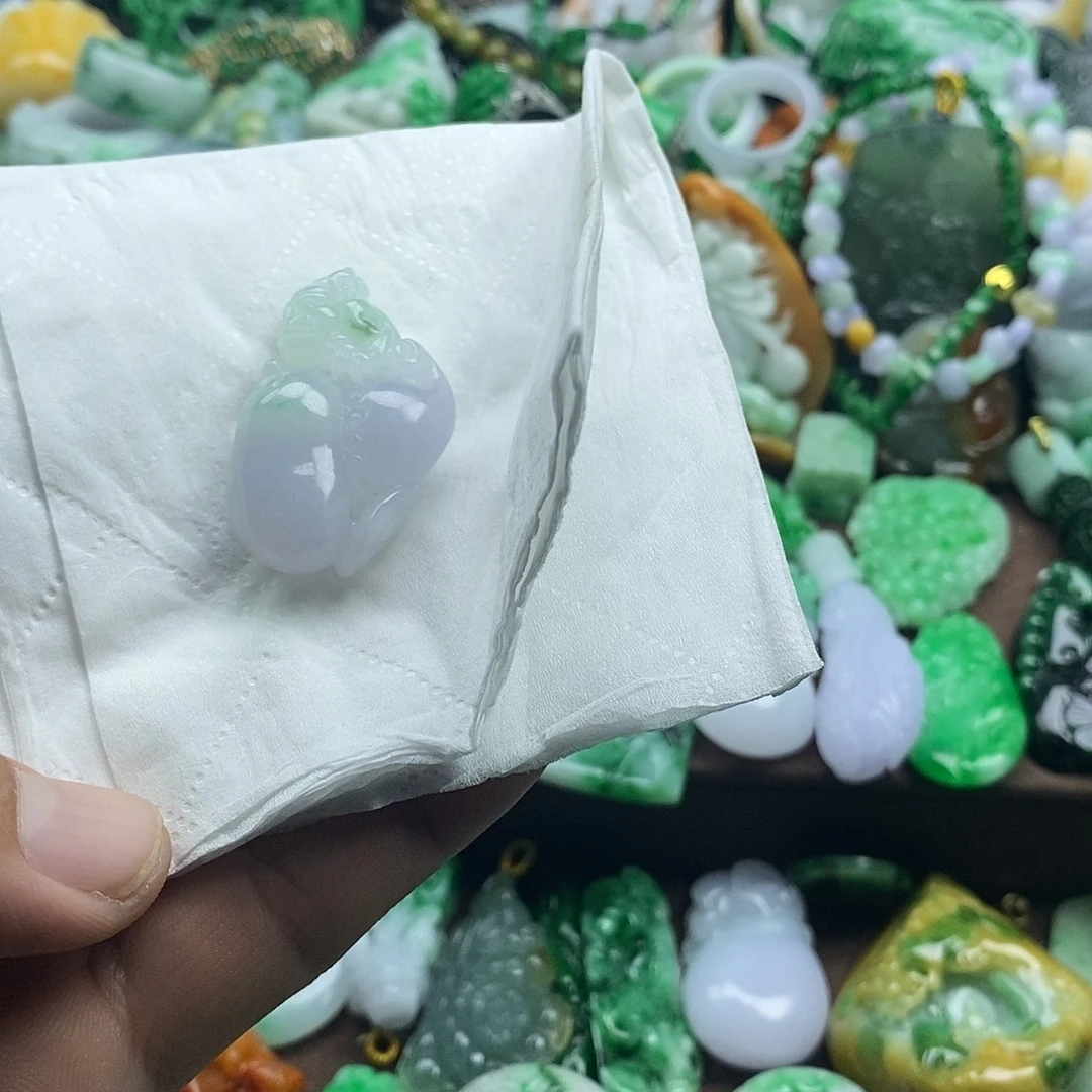 翡翠未镶嵌颈饰葫芦