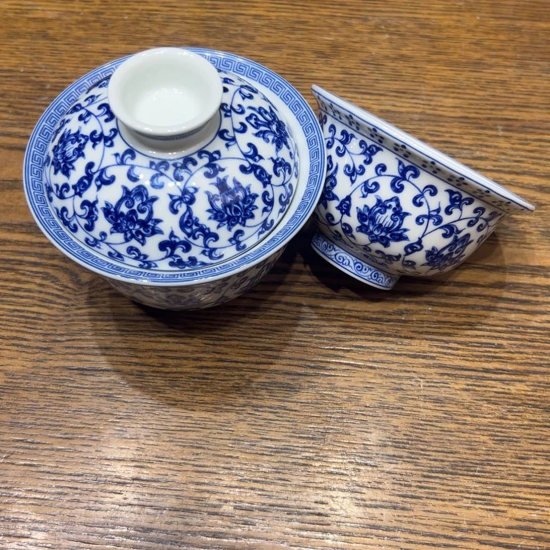 ?**向景德镇瓷器精品陈列