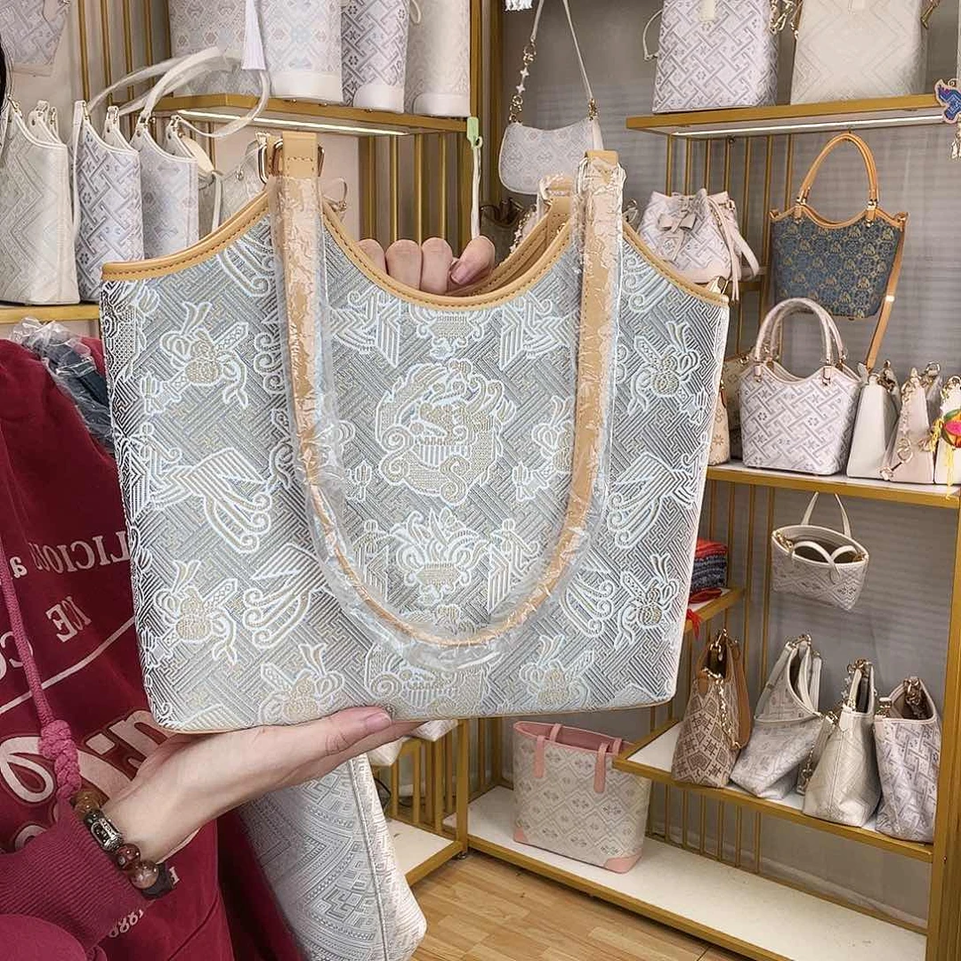 蚕丝非遗腋下包包