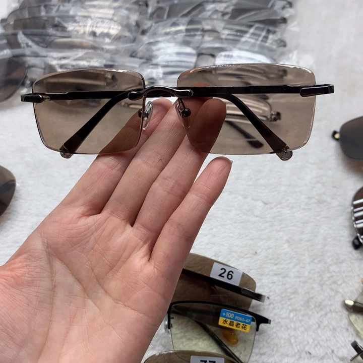 中茶色商务款式眼镜