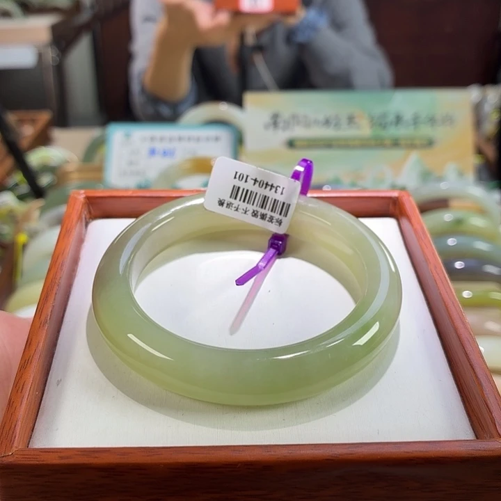 未镶嵌手镯和田玉18。 56/57