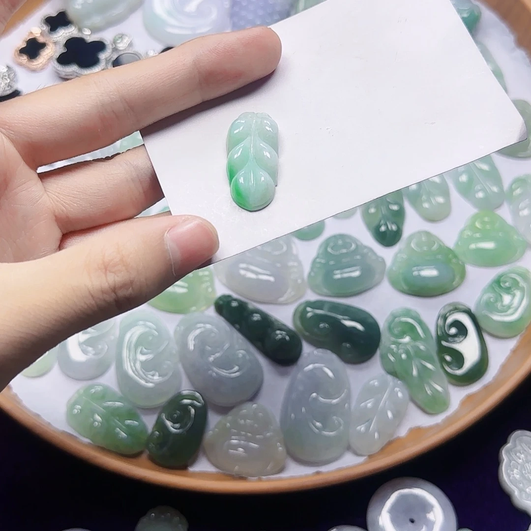 翡翠未镶嵌吊坠(赠链)翡翠