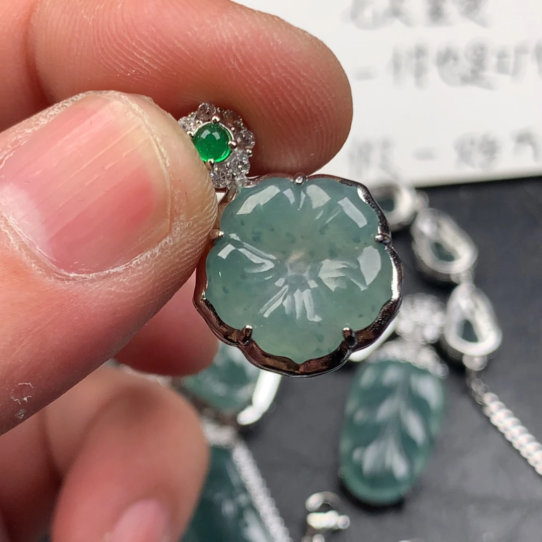 翡翠未镶嵌颈饰有钱花