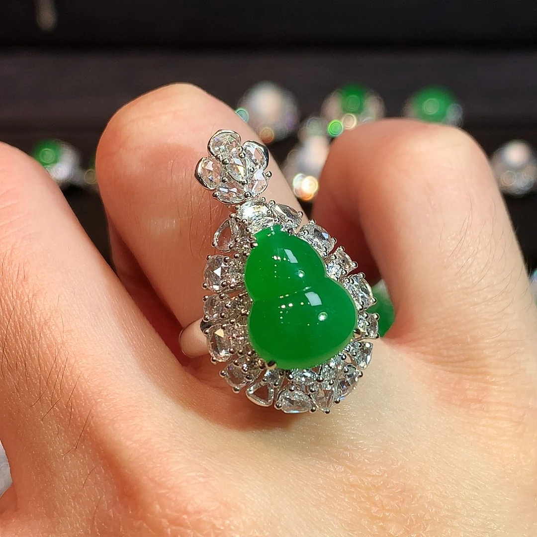 翡翠18K金镶嵌戒指高冰辣阳绿葫芦戒指吊坠两用款