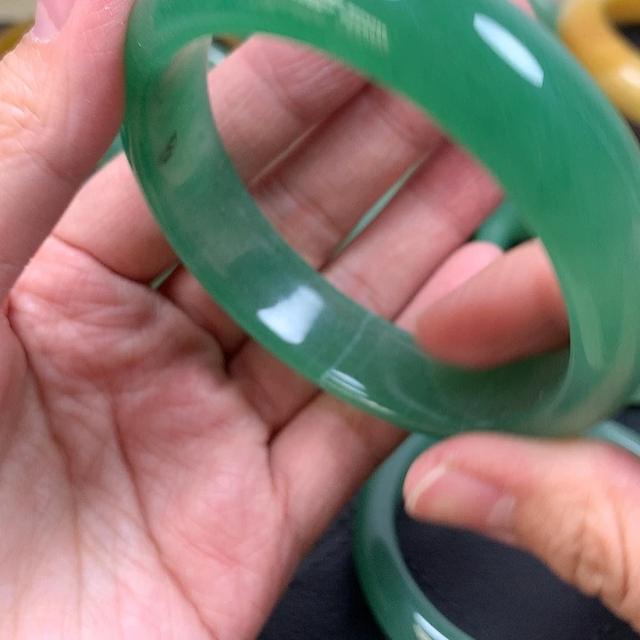 石英质玉手镯未镶嵌快**人