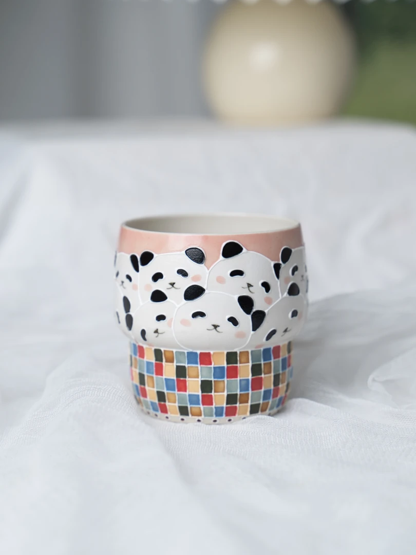 上禾下皿 | 马赛克粉色彩块熊猫多多手握杯