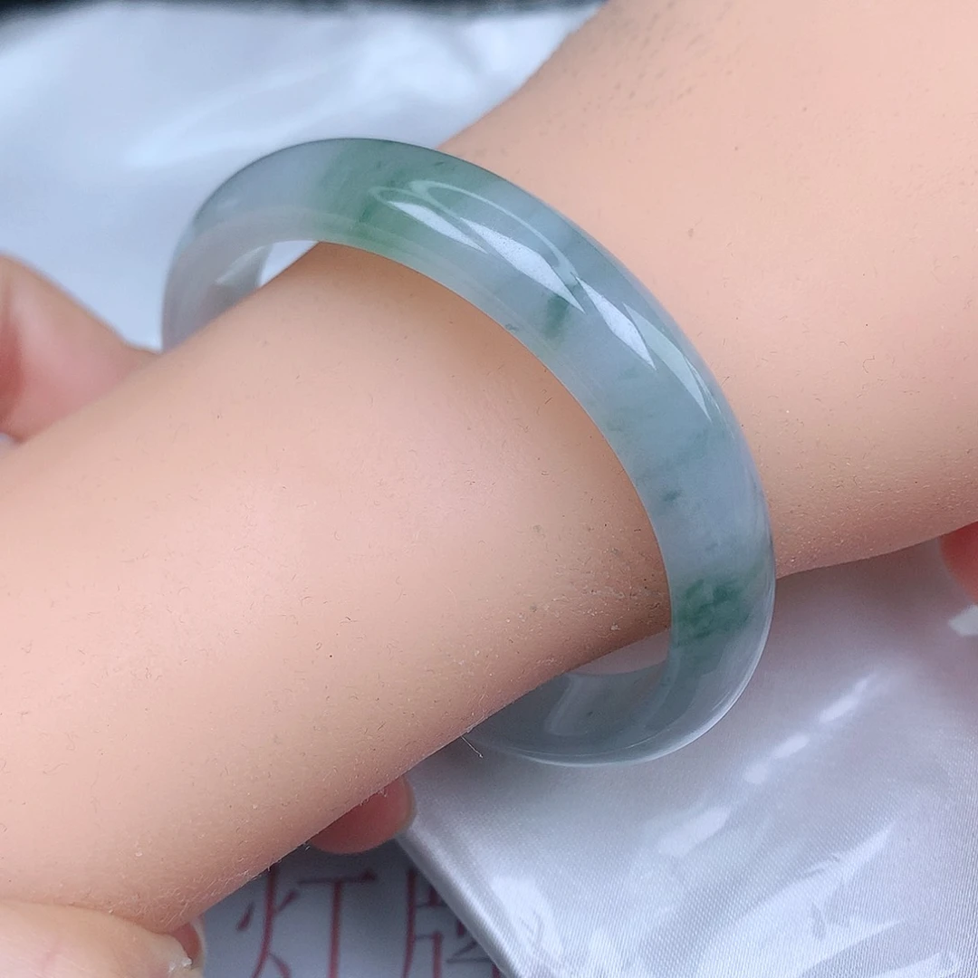 翡翠手镯未镶嵌天然