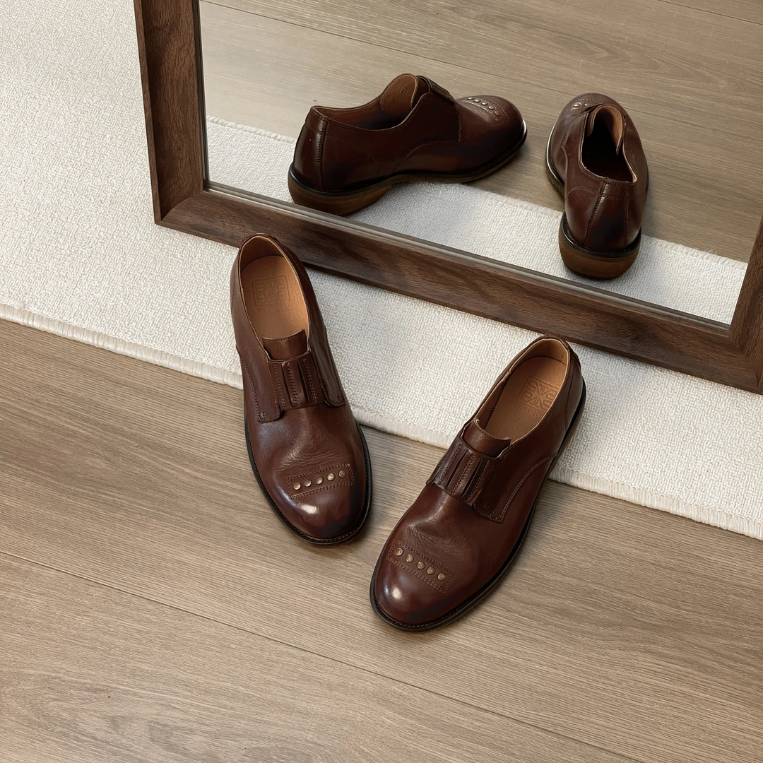 HUSSLOVE 头层牛皮·跟高3CM·复古英伦风重工水洗铆钉圆头乐福鞋