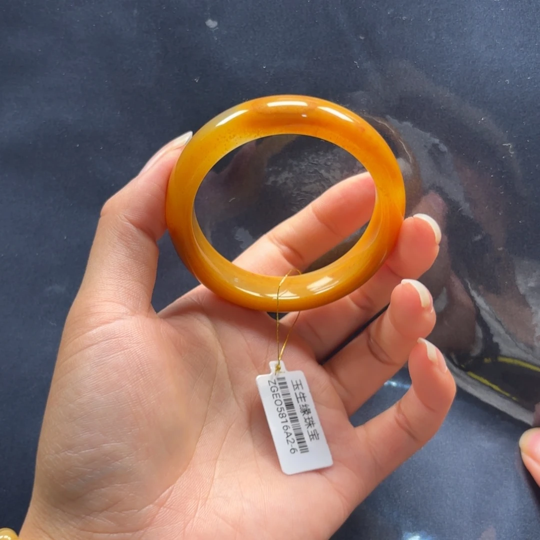 叼***团未镶嵌石英质玉（黄龙玉）手镯