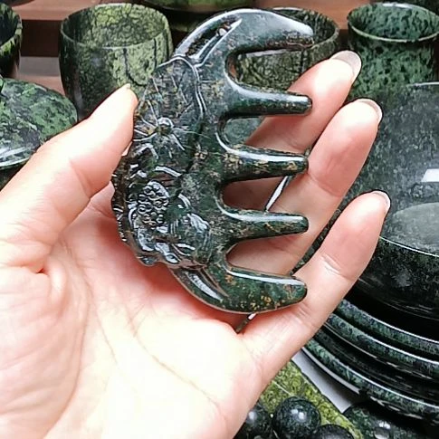 蛇纹石玉未镶嵌梳子