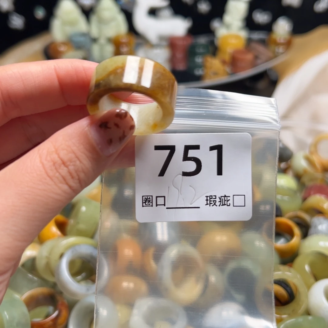 张***妈蛇纹石玉未镶嵌戒指