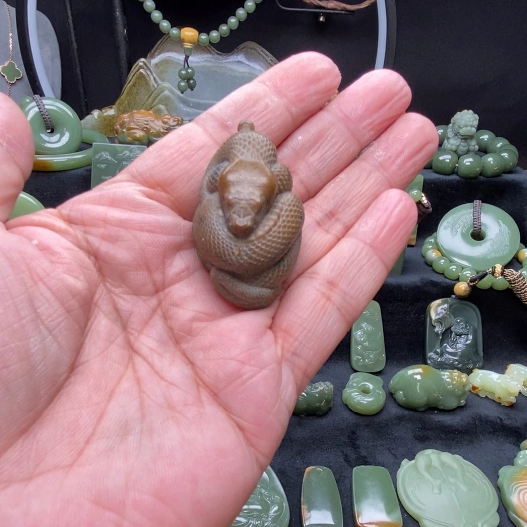 未镶嵌岫岩河磨玉（透闪石质玉）挂件