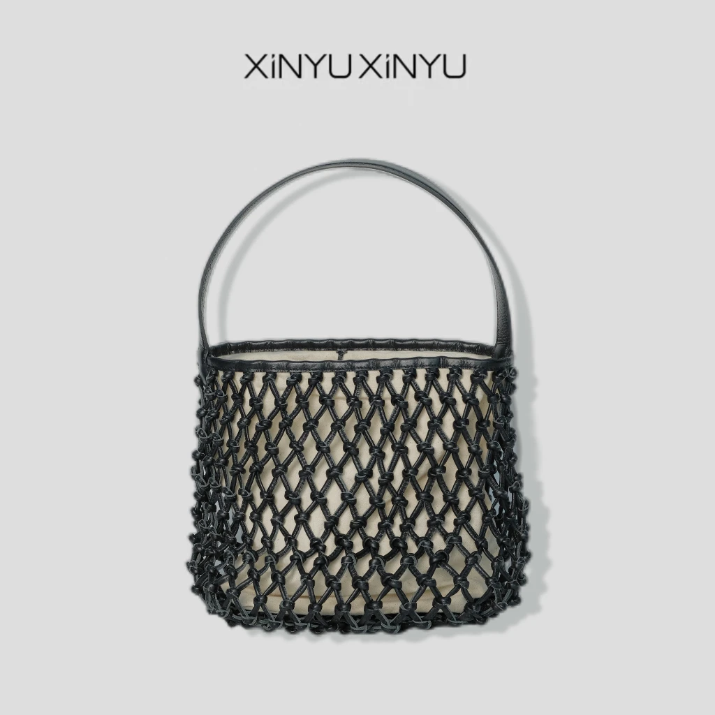 XINYU/芯与高品质头层牛皮黑色编织结水桶方形手提单肩包 BB3266