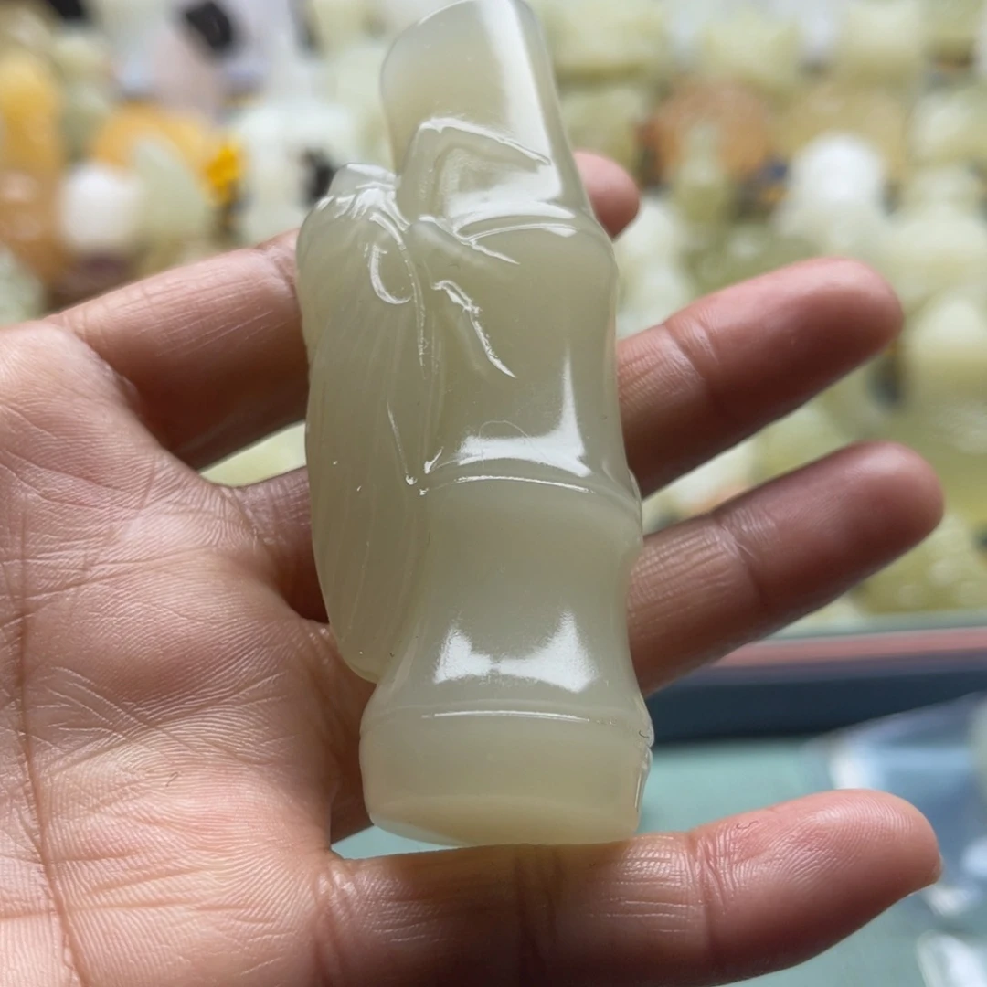 一***尔玉天然桌面小摆件