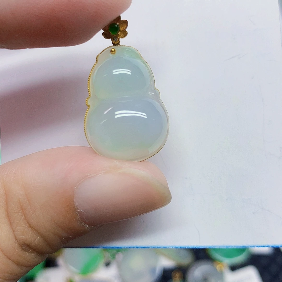 颈饰18K金镶嵌翡翠葫芦