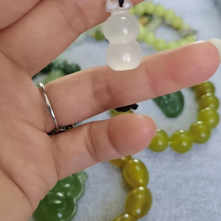 未镶嵌蛇纹石玉吊坠