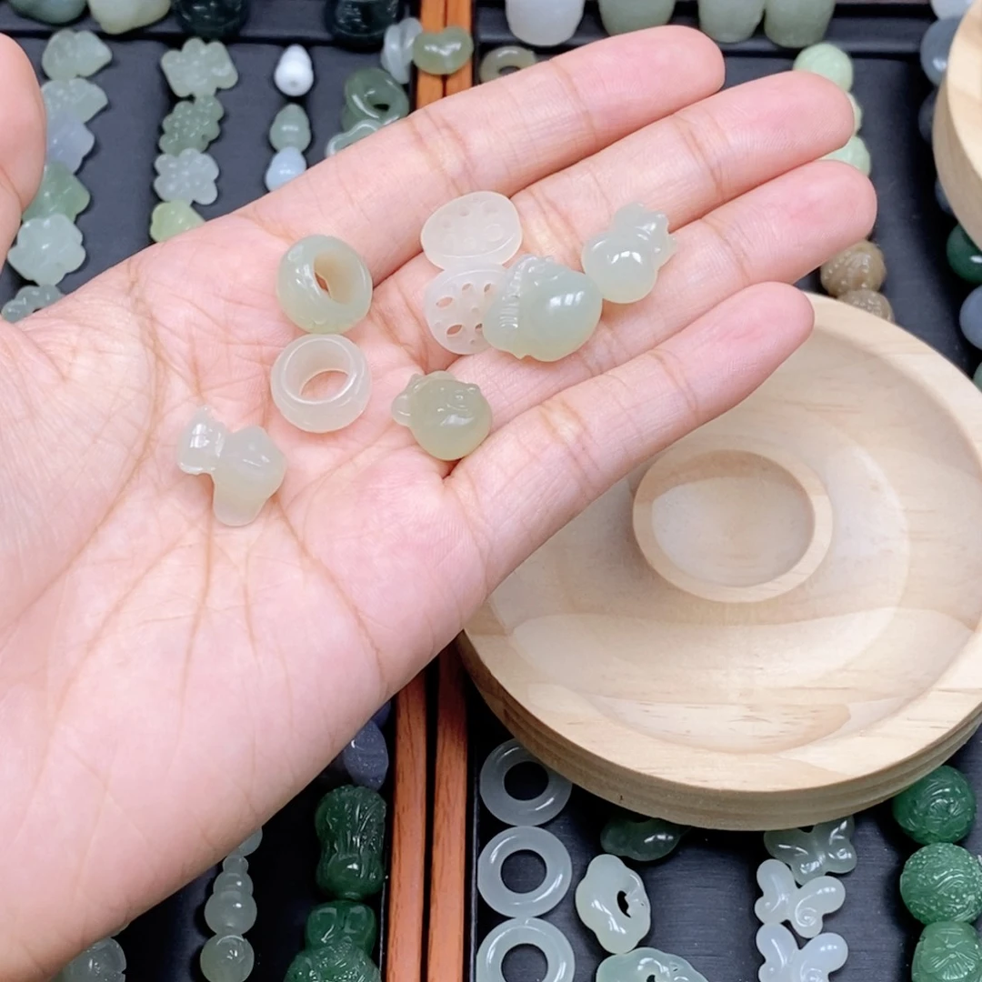 乐***.和田玉未镶嵌颈饰