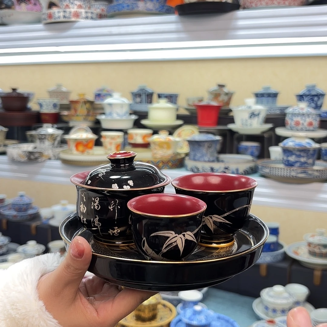 盖碗里的水放在碗中