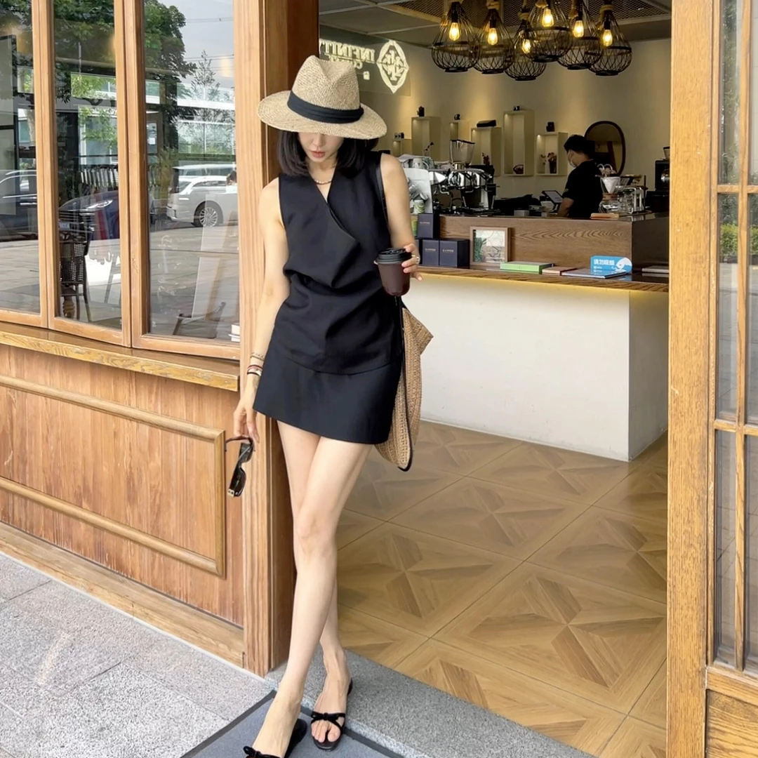 高级感时尚套装女夏新款洋气黑色小众显瘦荡领无袖上衣短裙两件套