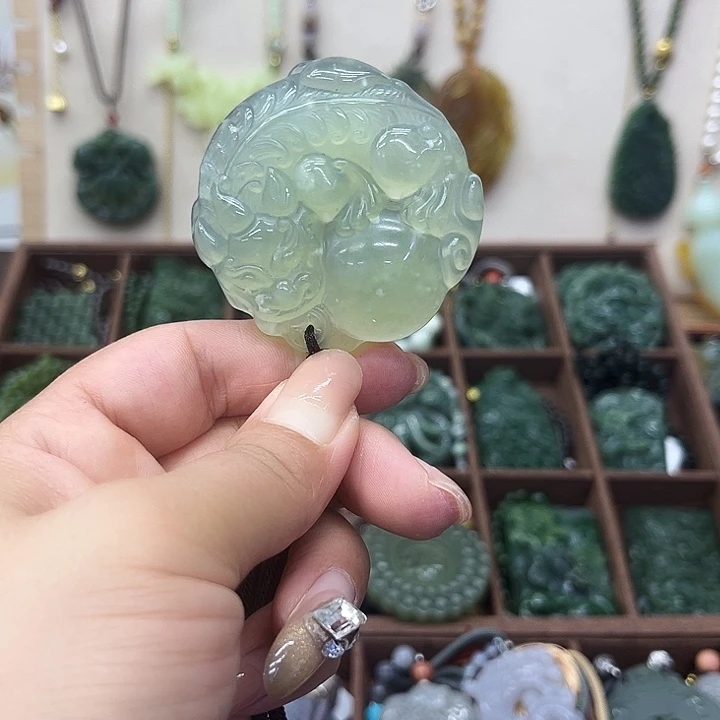 蛇纹石玉未镶嵌颈饰